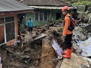 Longsor Timpa 3 Rumah di Puncak Bogor, Belasan Keluarga Mengungsi