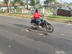 Horor Lubang di Pantura Indramayu Intai Keselamatan Pengendara