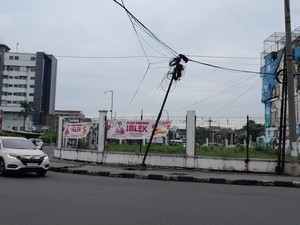 Waspada! Ada Tiang Miring dengan Tumpukan Kabel Semrawut di Jalan Gatsu Medan
