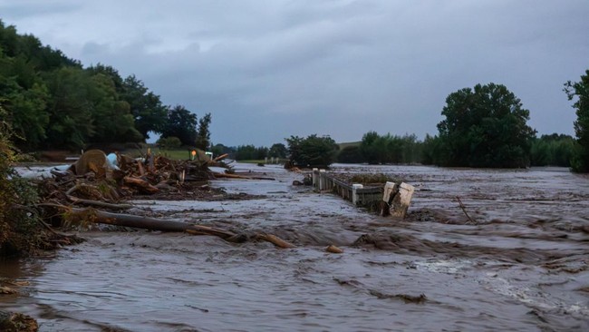 Efek Hujan Deras Sejak Weekend: Jembatan Runtuh, Transportasi Lumpuh!