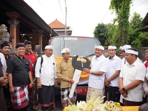 Mahayastra Serahkan Truk Sampah untuk 2 Desa Adat di Gianyar