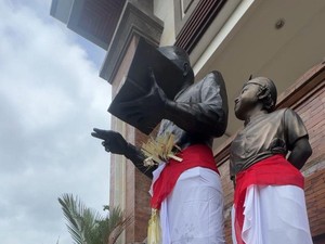 Mahayastra Resmikan Patung Soekarno Mendidik Anak di Perpustakaan Gianyar