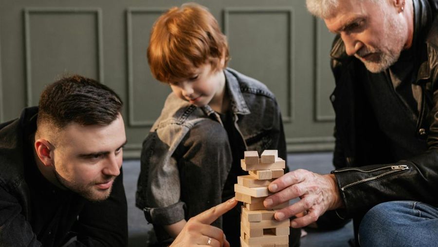 Ilustrasi Sandwich Generation. (Foto oleh Alena Darmel: https://www.pexels.com)