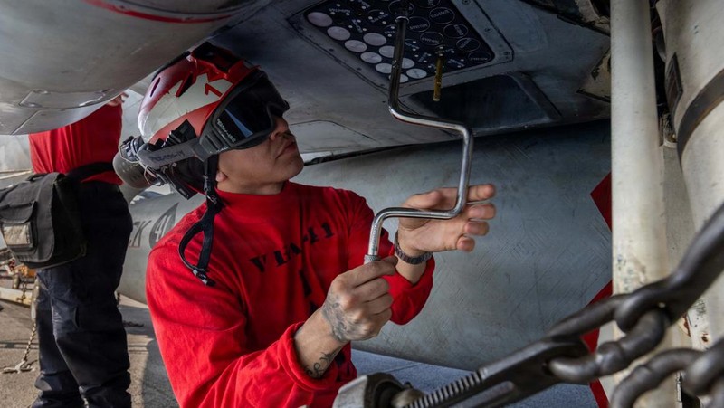 The U.S. Navy's Nimitz-class aircraft carrier USS Abraham Lincoln, Arleigh Burke-class guided-missile destroyer USS Frank E. Petersen Jr. and Lewis and Clark-class dry cargo ship USNS Carl Brashear sail during a photo exercise in the Arabian Sea, February 6, 2026.  U.S. Navy/Mass Communication Specialist 1st Class Jesse Monford/Handout via REUTERS THIS IMAGE HAS BEEN SUPPLIED BY A THIRD PARTY