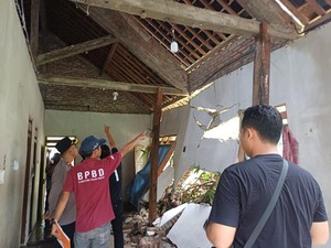 Tebing 12 Meter Longsor Jebol Tembok Rumah Warga di Kulon Progo