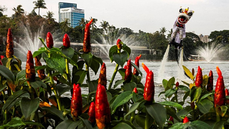 A person uses a flyboard as they perform a lion dance at Senayan Park shopping mall, ahead of the Chinese Lunar New Year, which will welcome the Year of the Horse, in Jakarta, Indonesia, February 14, 2026. REUTERS/Ajeng Dinar Ulfiana     TPX IMAGES OF THE DAY