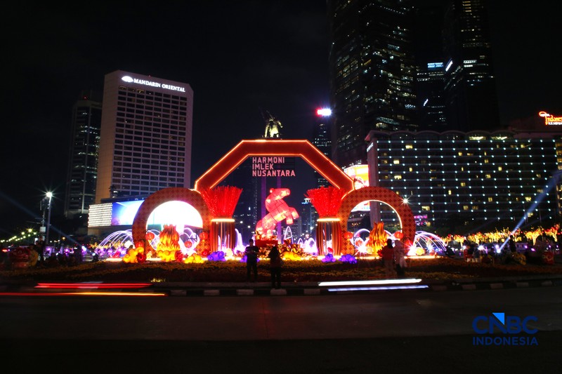 A person uses a flyboard as they perform a lion dance at Senayan Park shopping mall, ahead of the Chinese Lunar New Year, which will welcome the Year of the Horse, in Jakarta, Indonesia, February 14, 2026. REUTERS/Ajeng Dinar Ulfiana     TPX IMAGES OF THE DAY