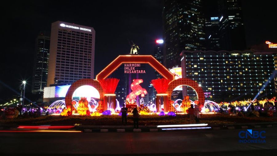 A person uses a flyboard as they perform a lion dance at Senayan Park shopping mall, ahead of the Chinese Lunar New Year, which will welcome the Year of the Horse, in Jakarta, Indonesia, February 14, 2026. REUTERS/Ajeng Dinar Ulfiana     TPX IMAGES OF THE DAY