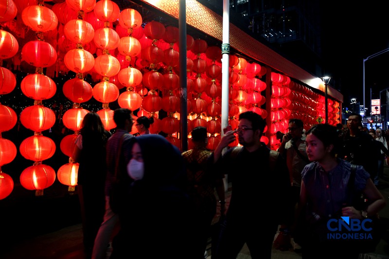 A person uses a flyboard as they perform a lion dance at Senayan Park shopping mall, ahead of the Chinese Lunar New Year, which will welcome the Year of the Horse, in Jakarta, Indonesia, February 14, 2026. REUTERS/Ajeng Dinar Ulfiana     TPX IMAGES OF THE DAY
