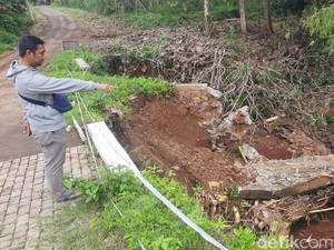 Talud Jembatan Desa Metaram Pati Ambrol, Warga Waswas