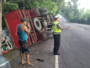 Truk Terguling di Jalur Denpasar-Gilimanuk gegara Jalan Bergelombang