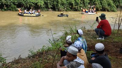 Warga Kompak Gelar Aksi Bersih Sungai Cikeas