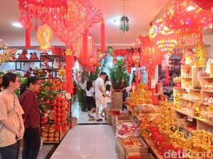 Jelang Imlek, Warga di Medan Masih Buru Pernak-pernik Lampion hingga Angpau