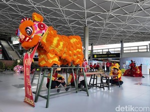 Barongsai dan Naga Liong Meriahkan Perayaan Imlek di Bandara Juanda