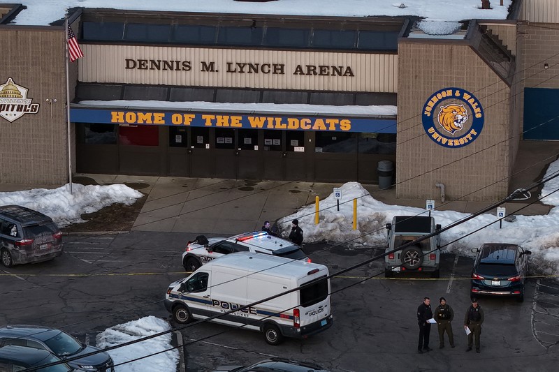 Dalam foto drone, terlihat polisi dan kendaraan darurat terlihat di luar Dennis M Lynch Arena, sebuah arena seluncur es dalam ruangan, setelah terjadi penembakan di Pawtucket, Rhode Island, AS, pada 16 Februari 2026. (REUTERS/CJ Gunther)