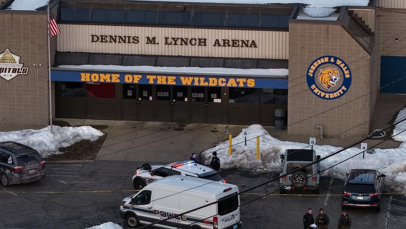 Dalam foto drone, terlihat polisi dan kendaraan darurat terlihat di luar Dennis M Lynch Arena, sebuah arena seluncur es dalam ruangan, setelah terjadi penembakan di Pawtucket, Rhode Island, AS, pada 16 Februari 2026. (REUTERS/CJ Gunther)