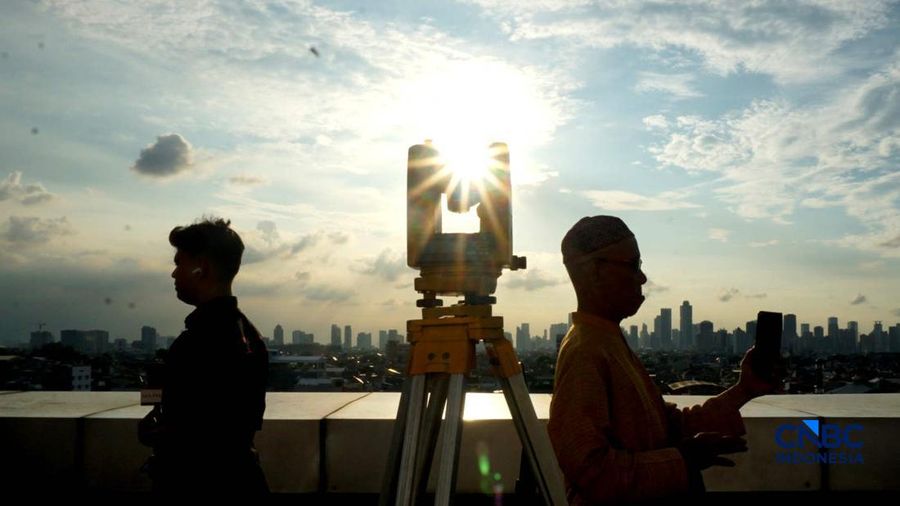 Ilustrasi Melihat Hilal. (CNBC Indonesia/Muhammad Sabki/File Foto)