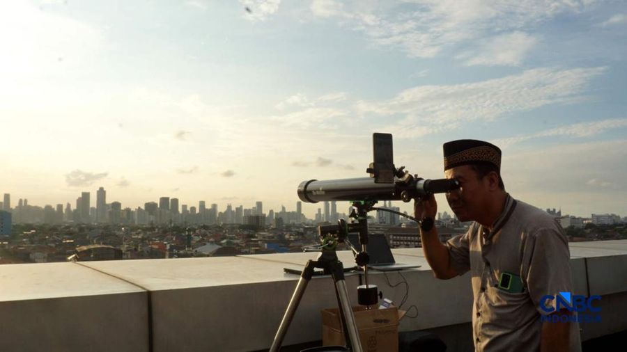 Ilustrasi Melihat Hilal. (CNBC Indonesia/Muhammad Sabki/File Foto)