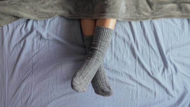 Mengejutkan! Suka Tidur Pakai Kaus Kaki Ternyata Kasih Pertanda Ini