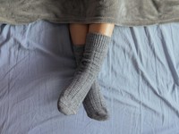 Mengejutkan! Suka Tidur Pakai Kaus Kaki Ternyata Kasih Pertanda Ini