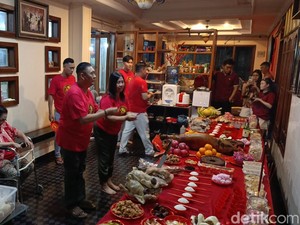 Api Persembahan Menyala di Kupang, Ritual Bakar Uang Arwah Sambut Imlek