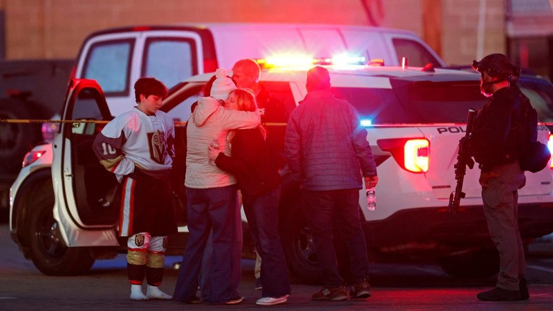 Dalam foto drone, terlihat polisi dan kendaraan darurat terlihat di luar Dennis M Lynch Arena, sebuah arena seluncur es dalam ruangan, setelah terjadi penembakan di Pawtucket, Rhode Island, AS, pada 16 Februari 2026. (REUTERS/CJ Gunther)