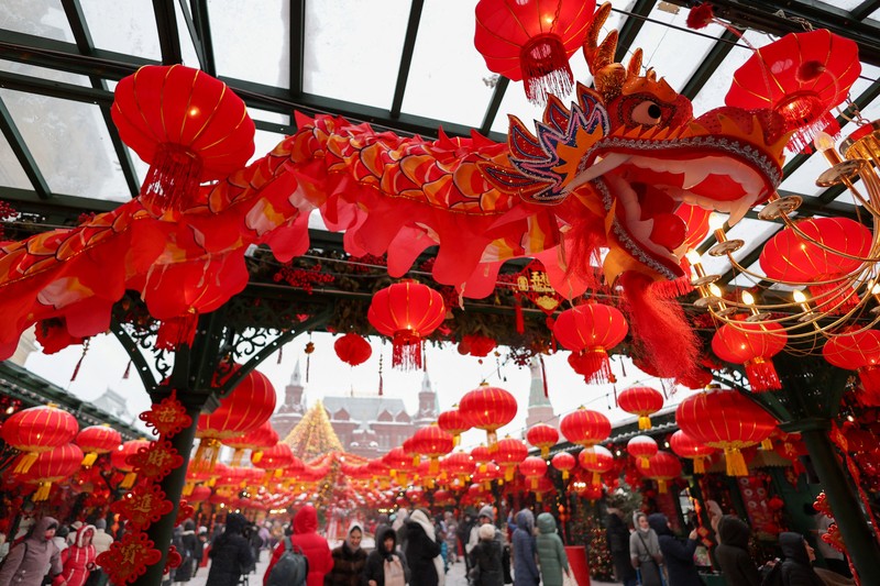 Para jamaah berdoa pada malam Tahun Baru Imlek, Tahun Kuda, di kuil Boen San Bio di Tangerang, pinggiran Jakarta, Indonesia, 16 Februari 2026. (REUTERS/Ajeng Dinar Ulfiana)