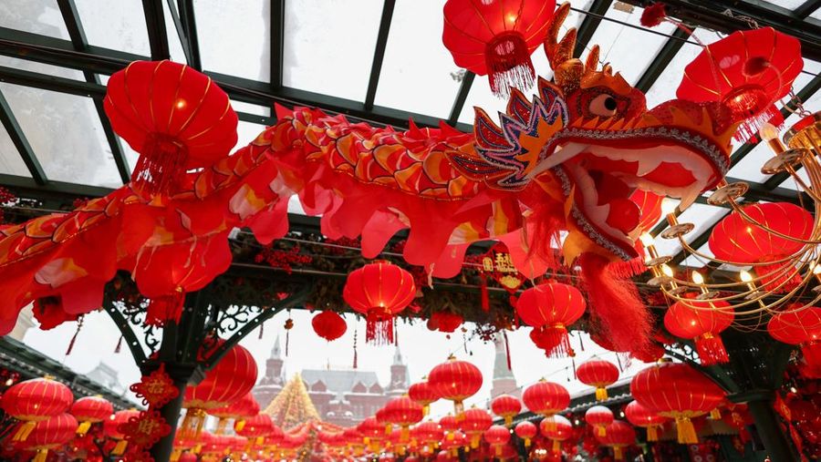 Para jamaah berdoa pada malam Tahun Baru Imlek, Tahun Kuda, di kuil Boen San Bio di Tangerang, pinggiran Jakarta, Indonesia, 16 Februari 2026. (REUTERS/Ajeng Dinar Ulfiana)