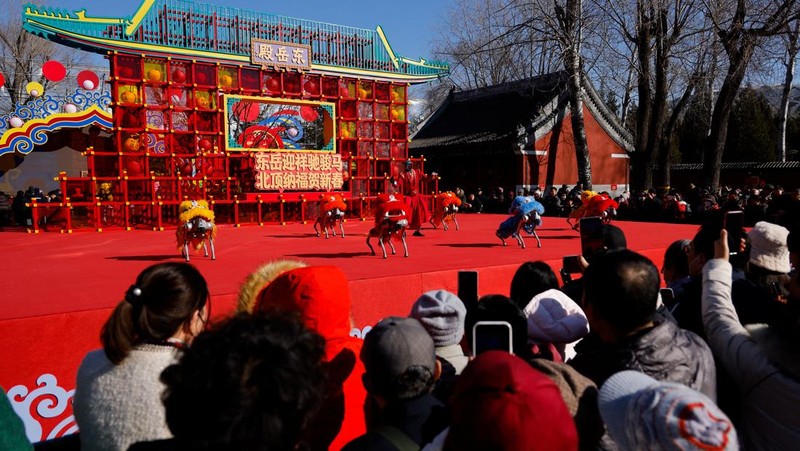 Para jamaah berdoa pada malam Tahun Baru Imlek, Tahun Kuda, di kuil Boen San Bio di Tangerang, pinggiran Jakarta, Indonesia, 16 Februari 2026. (REUTERS/Ajeng Dinar Ulfiana)