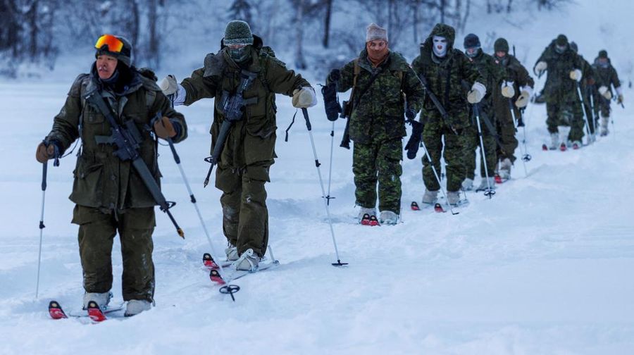 Para anggota Grup Brigade Kanada ke-41, sebagai bagian dari Gugus Tugas Grizzly, berpatroli menggunakan ski saat Angkatan Bersenjata Kanada dikerahkan untuk 