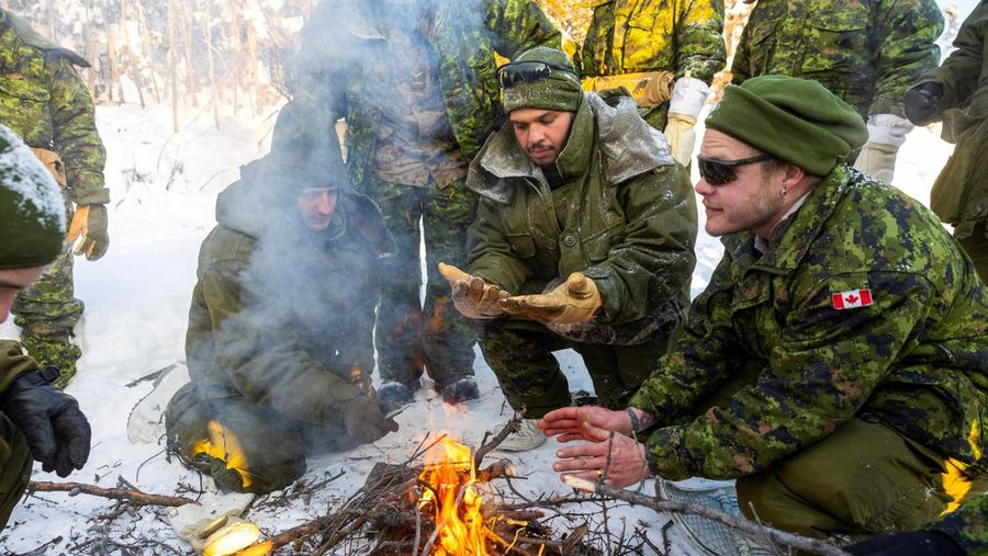 Para anggota Grup Brigade Kanada ke-41, sebagai bagian dari Gugus Tugas Grizzly, berpatroli menggunakan ski saat Angkatan Bersenjata Kanada dikerahkan untuk 
