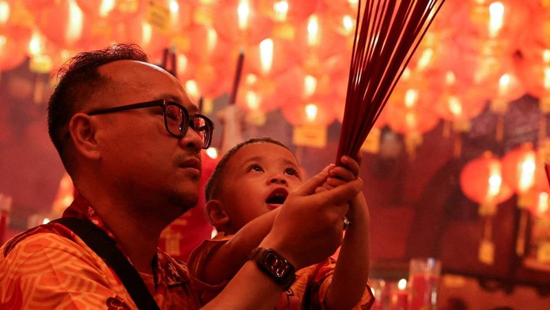 Para jamaah berdoa pada malam Tahun Baru Imlek, Tahun Kuda, di kuil Boen San Bio di Tangerang, pinggiran Jakarta, Indonesia, 16 Februari 2026. (REUTERS/Ajeng Dinar Ulfiana)