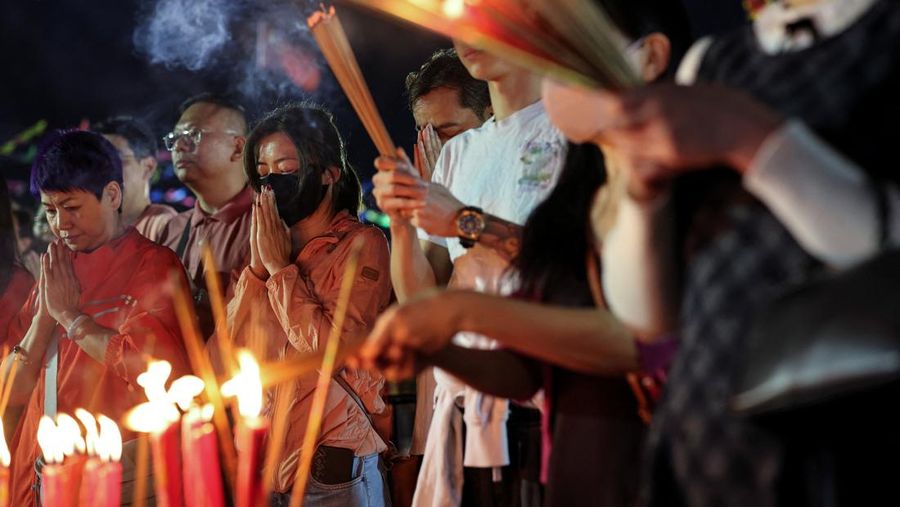 Para jamaah berdoa pada malam Tahun Baru Imlek, Tahun Kuda, di kuil Boen San Bio di Tangerang, pinggiran Jakarta, Indonesia, 16 Februari 2026. (REUTERS/Ajeng Dinar Ulfiana)