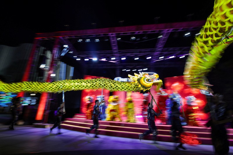 Para jamaah berdoa pada malam Tahun Baru Imlek, Tahun Kuda, di kuil Boen San Bio di Tangerang, pinggiran Jakarta, Indonesia, 16 Februari 2026. (REUTERS/Ajeng Dinar Ulfiana)