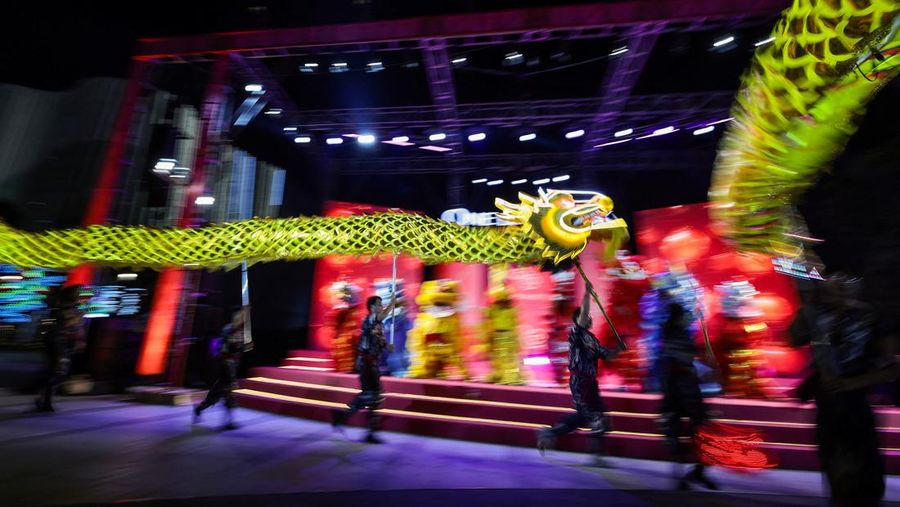 Para jamaah berdoa pada malam Tahun Baru Imlek, Tahun Kuda, di kuil Boen San Bio di Tangerang, pinggiran Jakarta, Indonesia, 16 Februari 2026. (REUTERS/Ajeng Dinar Ulfiana)