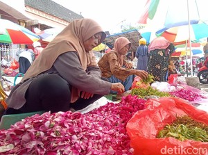 Berkah Pedagang Bunga Tabur di Kota Blitar Jelang Ramadan