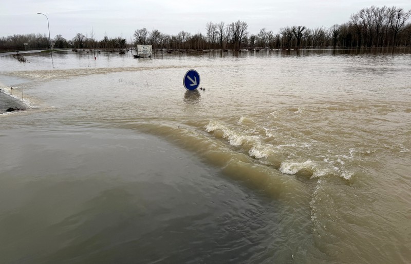 Sebuah tayangan drone menunjukkan jalan-jalan yang tergenang air akibat meluapnya Sungai Garonne di Cadillac-sur-Garonne di departemen Gironde, setelah berbulan-bulan hujan yang menyebabkan banjir di Prancis bagian barat, 17 Februari 2026. (REUTERS/Antony Paone)