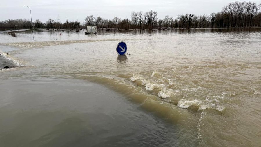 Sebuah tayangan drone menunjukkan jalan-jalan yang tergenang air akibat meluapnya Sungai Garonne di Cadillac-sur-Garonne di departemen Gironde, setelah berbulan-bulan hujan yang menyebabkan banjir di Prancis bagian barat, 17 Februari 2026. (REUTERS/Antony Paone)