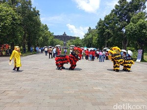 Barongsai-Liong Samsi Hibur Pengunjung Candi Borobudur Saat Libur Imlek