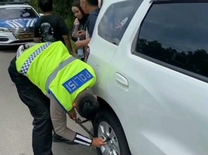 Aksi Polantas Bantu Pengemudi Pecah Ban di Tol Cipularang, Kakorlantas Apresiasi