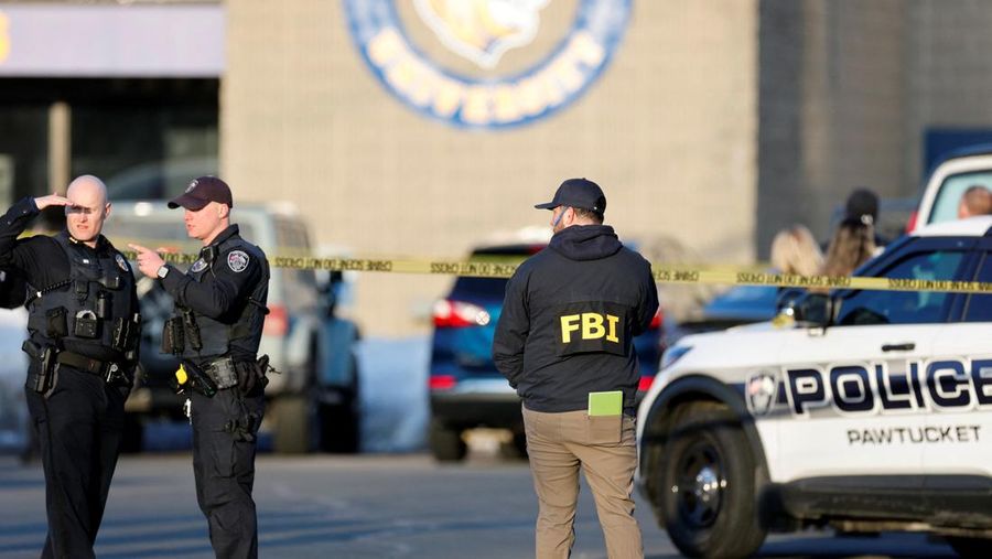 Dalam foto drone, terlihat polisi dan kendaraan darurat terlihat di luar Dennis M Lynch Arena, sebuah arena seluncur es dalam ruangan, setelah terjadi penembakan di Pawtucket, Rhode Island, AS, pada 16 Februari 2026. (REUTERS/CJ Gunther)