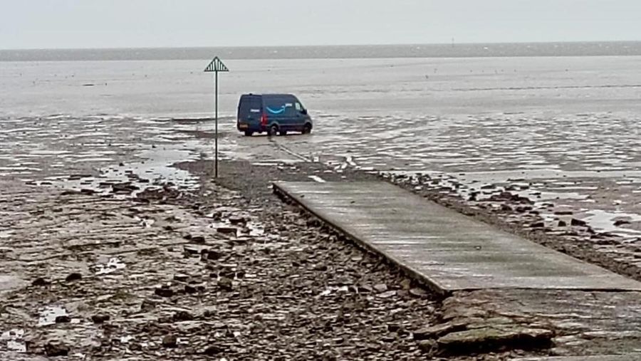 Sebuah mobil pengiriman Amazon harus dievakuasi setelah pengemudinya mengikuti rute GPS ke daerah berlumpur yang "sangat berbahaya". (X/@YourSouthend)