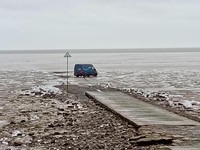 Tersesat Gegara Ikut GPS, Mobil Van Nyemplung di Lumpur Mematikan