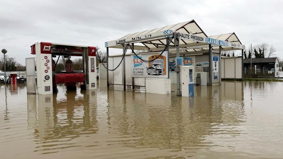 Sebuah tayangan drone menunjukkan jalan-jalan yang tergenang air akibat meluapnya Sungai Garonne di Cadillac-sur-Garonne di departemen Gironde, setelah berbulan-bulan hujan yang menyebabkan banjir di Prancis bagian barat, 17 Februari 2026. (REUTERS/Antony Paone)