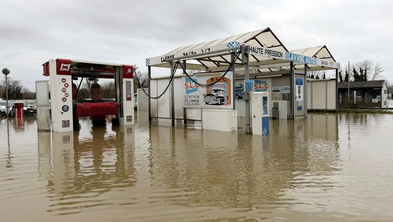 Sebuah tayangan drone menunjukkan jalan-jalan yang tergenang air akibat meluapnya Sungai Garonne di Cadillac-sur-Garonne di departemen Gironde, setelah berbulan-bulan hujan yang menyebabkan banjir di Prancis bagian barat, 17 Februari 2026. (REUTERS/Antony Paone)