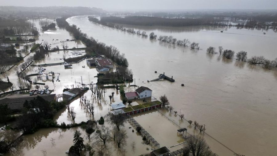 Sebuah tayangan drone menunjukkan jalan-jalan yang tergenang air akibat meluapnya Sungai Garonne di Cadillac-sur-Garonne di departemen Gironde, setelah berbulan-bulan hujan yang menyebabkan banjir di Prancis bagian barat, 17 Februari 2026. (REUTERS/Antony Paone)