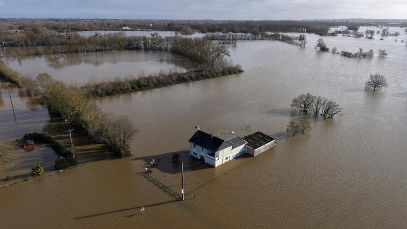 Sebuah tayangan drone menunjukkan jalan-jalan yang tergenang air akibat meluapnya Sungai Garonne di Cadillac-sur-Garonne di departemen Gironde, setelah berbulan-bulan hujan yang menyebabkan banjir di Prancis bagian barat, 17 Februari 2026. (REUTERS/Antony Paone)