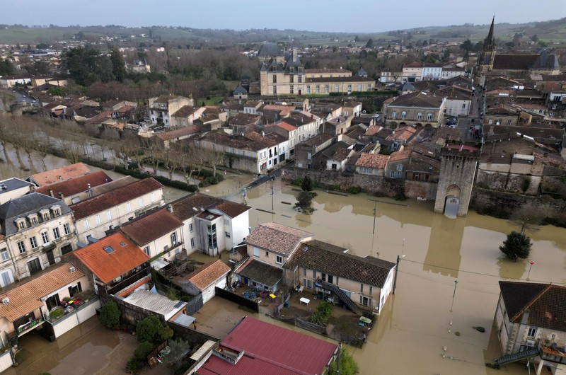 Sebuah tayangan drone menunjukkan jalan-jalan yang tergenang air akibat meluapnya Sungai Garonne di Cadillac-sur-Garonne di departemen Gironde, setelah berbulan-bulan hujan yang menyebabkan banjir di Prancis bagian barat, 17 Februari 2026. (REUTERS/Antony Paone)