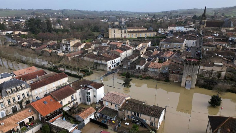 Sebuah tayangan drone menunjukkan jalan-jalan yang tergenang air akibat meluapnya Sungai Garonne di Cadillac-sur-Garonne di departemen Gironde, setelah berbulan-bulan hujan yang menyebabkan banjir di Prancis bagian barat, 17 Februari 2026. (REUTERS/Antony Paone)