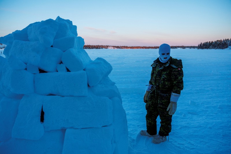 Para anggota Grup Brigade Kanada ke-41, sebagai bagian dari Gugus Tugas Grizzly, berpatroli menggunakan ski saat Angkatan Bersenjata Kanada dikerahkan untuk